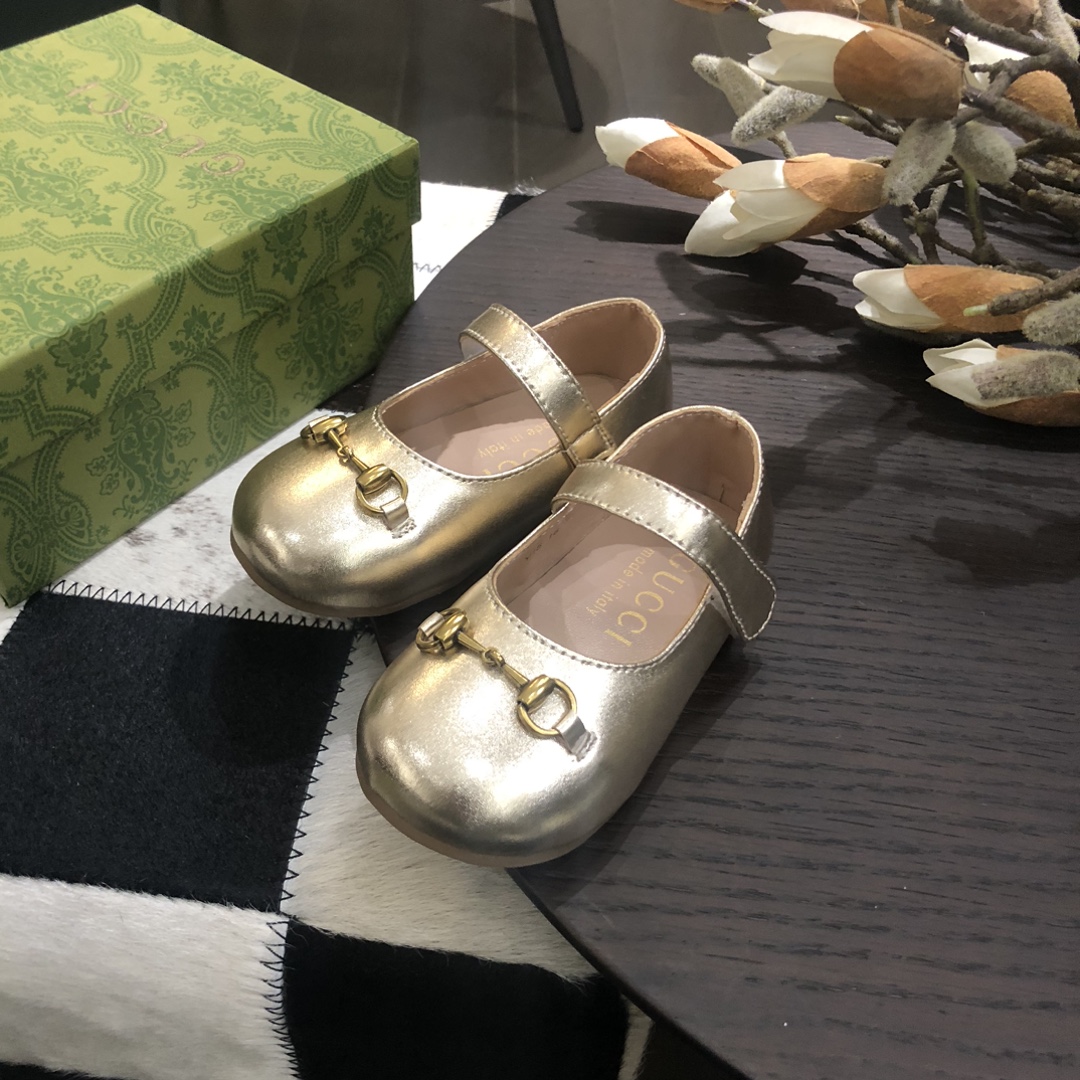 Children's shoes child